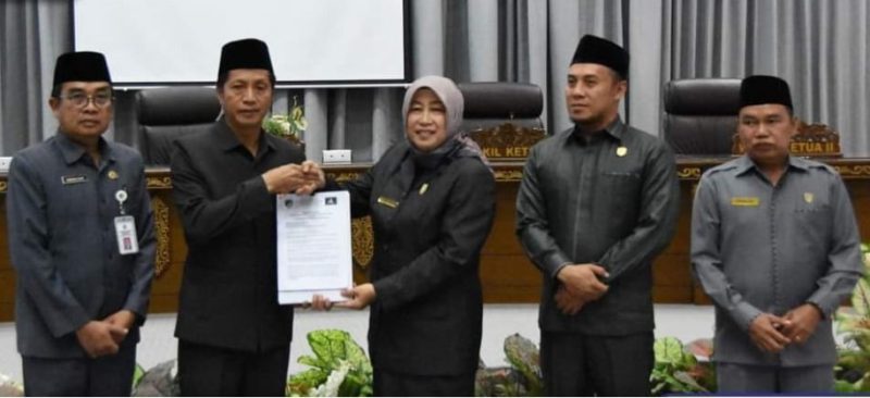 Pj Bupati Barito Utara, Drs Muhlis menerima dokumen penyampaian pemandangan umum fraksi-fraksi DPRD, terhadap Raperda tentang pengelolaan persampahan, Senin (3/6/2024).Foto:Delia/1tulah.com