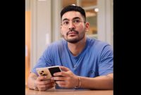Robby Purba saat memamerkan Oppo Find N3 (sumber: suara.com)