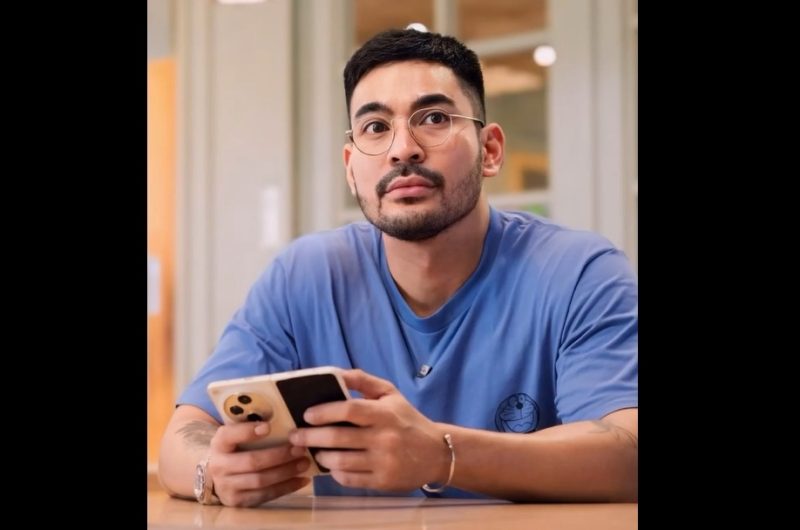 Robby Purba saat memamerkan Oppo Find N3 (sumber: suara.com)