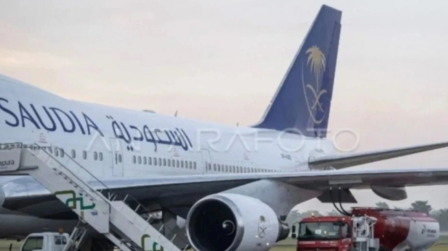 Petugas mengisi avtur ke pesawat Boeing 747-400 dengan nomor penerbangan SV 5177 milik maskapai penerbangan Saudia di Bandara Sultan Mahmud Baddarudin (SMB) II Palembang, Sumatera Selatan. (sumber: suaracom)
