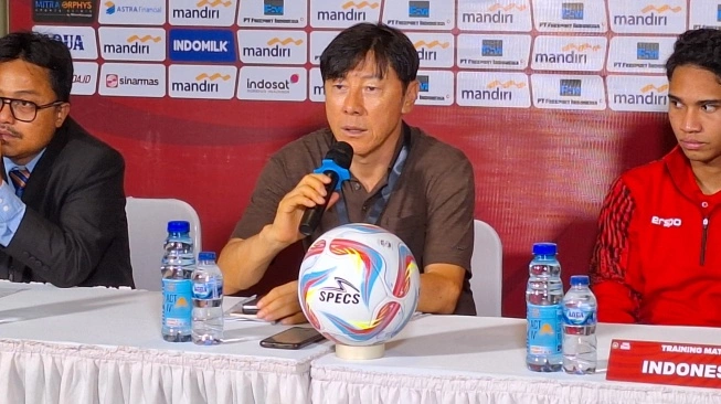 Pelatih Timnas Indonesia Shin Tae-yong dan pemain Timnas Indonesia Marselino Ferdinan (sumber: suara.com)