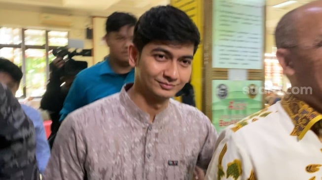 Teuku Ryan hadiri sidang cerai di Pengadilan Agama Jakarta Selatan, Senin (1/4/2024). (sumber: suara.com)