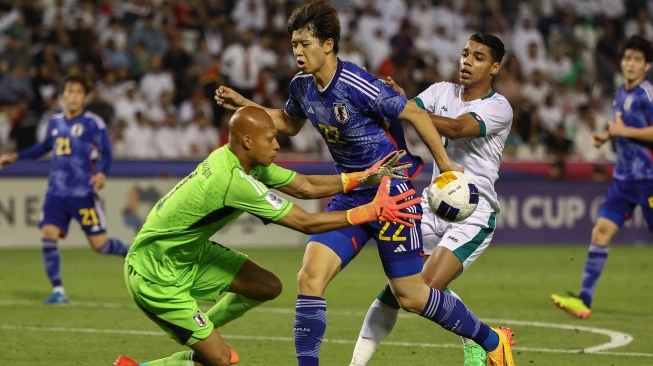 Penjaga gawang Jepang menangkap bola saat pertandingan semifinal Piala Asia U23 2024 antara Jepang melawan Irak di Stadion Jassim Bin Hamad, Doha, Qatar, Senin (29/4/2024).  (sumber: suara.com)