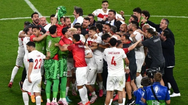 Para pemain timnas Turki merayakan kelolosan mereka ke babak knock-out Euro 2024 setelah memenangkan pertandingan terakhir Grup F melawan Republik Ceko (sumber: suara.com)