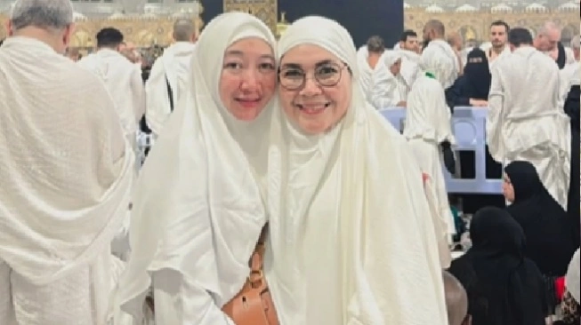 Umi Kalsum dan Calon Besannya (sumber: suara.com)