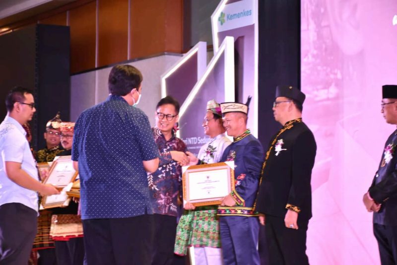 Penyerahan Sertifikat Bebas Frambusia Oleh Menkes Kepada Sekda Kapuas.