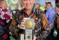 Sekda Septedy Dengan Piala Adipura.