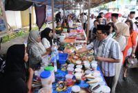 Erlin Hardi Meninjau Lapak Pedagang di Pasar Ramadhan.