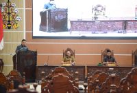 Sekretaris Daerah Kabupaten Kapuas Septedy yang mewakili Pj Bupati Kapuas mendengarkan Penyampaian Pandangan Umum di Ruang Rapat Paripurna DPRD Kabupaten Kapuas, Selasa (19/3).