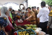 PJ Bupati Kapuas Erlin Hardi Tinjau Gerakan Pangan Murah.