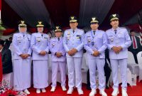 Penjabat (Pj) Bupati Kapuas Erlin Hardi, saat menghadiri Upacara Peringatan Hari Otonomi Daerah (Otda) XXVIII Tahun 2024 di Balai Kota Surabaya.