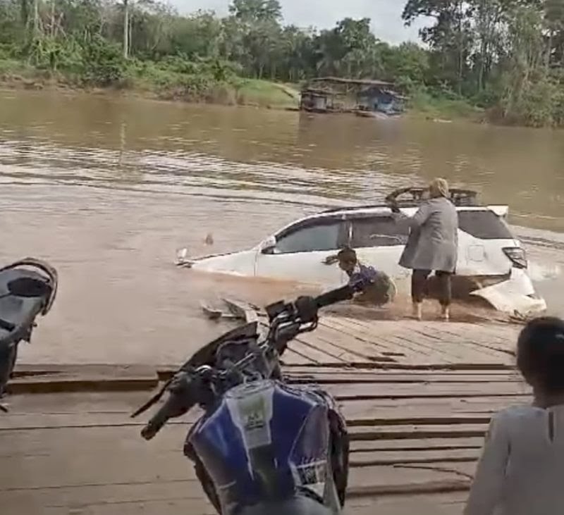 Tangkapan Layar - Korban bernama Iyo pemilik minibus fortuner yang hendak menyelamatkan Kapolsek Katingan Hulu Ipda Ali Harahap terjebak dalam mobil itu. Foto: Istimewa