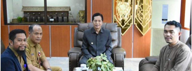 Pj Bupati Barito Utara Drs.Muhlis saat menerima audiensi di ruang kerja Bupati Barito Utara, Senin (3/6/2024).Foto:Delia/1tulah.com