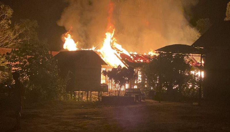 Api membakar satu unit rumah beserta isinya, yang berlokasi Jalan Agani Gandrung, Kelurahan Buntok Kota, Kecamatan Dusel, Kabupaten Barsel, Jumat (7/6/2024). Foto. Alifansyah/1tulah.com

