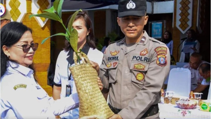 Penyerahan bibit pohon dari Pemkab Barut dalam rangka memperingati Hari Lingkungan Hidup Sedunia Tahun 2024, Rabu (5/6/2024). Foto:Delia/1tulah.com