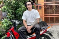 Dokter Tirta dengan Motor Kesayangannya Honda Supra X 125. (sumber: suara.com)