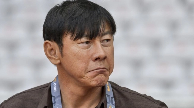 Ekspresi pelatih Timnas Indonesia, Shin Tae-yong (STY) pada pertandingan Kualifikasi Piala Dunia 2026 zona Asia kontra Irak di Stadion Utama Gelora Bung Karno (SUGBK), Jakarta, 6 Juni 2024. (sumber: suara.com)