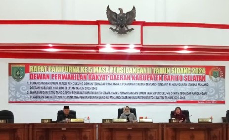 Pj Bupati Barsel, H. Deddy Winarwan (kiri) saat menghadiri Rapat Paripurna ke-5, bertempat di Gedung DPRD setempat, Selasa (4/6/2024). Foto. Alifansyah/1tulah.com