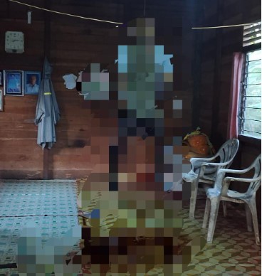 Foto korban saat pertama kali ditemukan oleh warga dengan posisi masih tergantung, Selasa (18/6/2024). Foto. Alifansyah/1tulah.com

