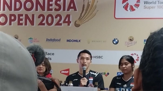 Atlet bulu tangkis tunggal putra Jonatan Christie memberikam keterangan dalam konferensi pers jelang turnamen Kapal Api Indonesia Open 2024 (sumber: suara.com)