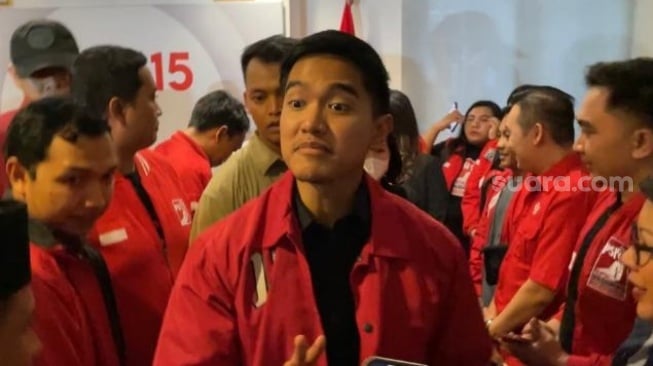 Ketua Umum Partai Solidaritas Indonesia (PSI) Kaesang Pangarep bicara kemungkinan maju Pilkada 2024 usai putusan MA (sumber: suara.com)