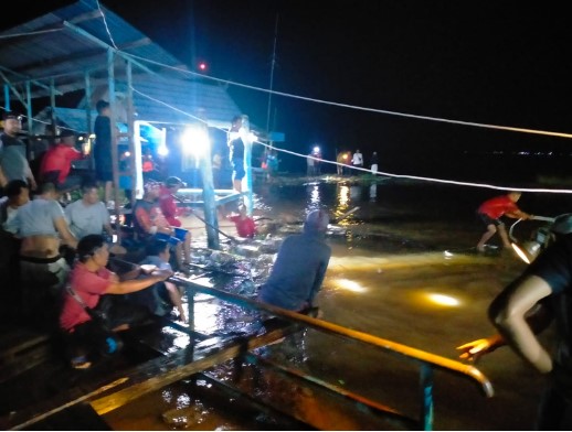 Tim gabungan bersama masyarakat Jenamas saat mencari bocah SD yg tenggelam di Sungai Barito, Jumat (31/5/2024). Foto. Alifansyah/1tulah.com