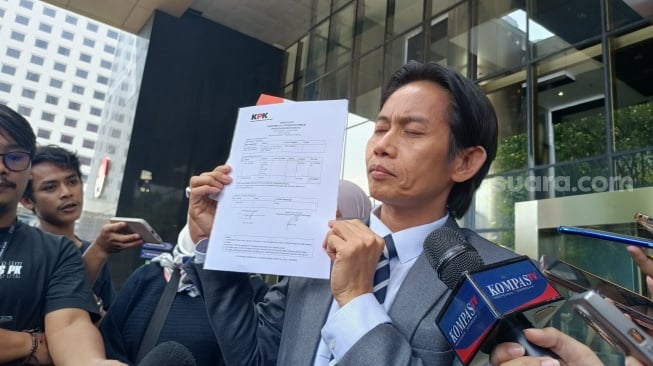 Kuasa Hukum Pegi Setiawan, Toni di Gedung Merah Putih KPK, Jakarta Selatan, Kamis (20/6/2024). (sumber: suara.com)
