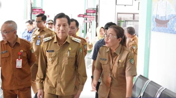 Pj Bupati Barito Utara Drs.Muhlis  mengunjungi Pusat Kesehatan Masyarakat (Puskesmas) Muara Teweh, Selasa (11/6/2024).Foto:Delia/1tulah.com