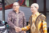 H Gogo Purman Jaya saat bersalaman dengan tokoh pemuda Desa Lemo, Kamis (20/4/2024).Foto.Deni/1tulah.com