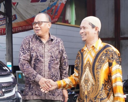 H Gogo Purman Jaya saat bersalaman dengan tokoh pemuda Desa Lemo, Kamis (20/4/2024).Foto.Deni/1tulah.com