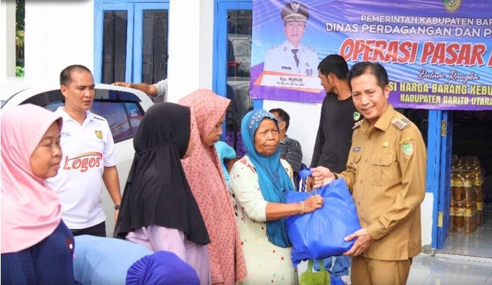 Pemerintah Kabupaten (Pemkab) Barito Utara melalui Dinas Perdagangan dan Perindustrian (Disdagrin) kembali menggelar Operasi Pasar Murah, Selasa (4/6/2024).Foto:Delia/1tulah.com