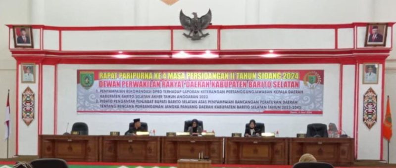 H. Deddy Winarwan, Pj Bupati Barsel (kiri) saat menghadiri rapat Paripurna ke-4, yang berlangsung di Gedung Graha Paripurna DPRD Barsel, Senin (3/6/2024). Foto. Alifansyah/1tulah.com