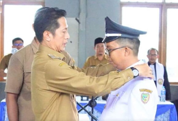 Pj Bupati Barito Utara, Drs. Muhlis melantik dan mengambil sumpah janji jabatan penjabat Kepala Desa Muara Wakat Sefendi, S.Sos menggantikan Milan There kepala desa sebelumnya, Selasa (4/6/2024). Foto:Delia/1tulah.com