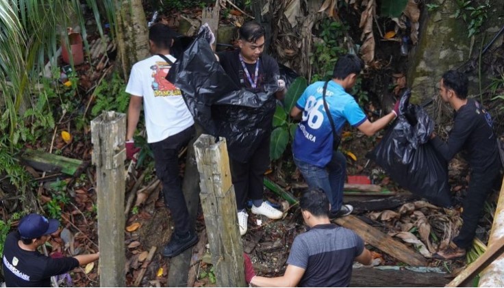 Kerja bakti pembersihan sampah di area sekitaran Sungai Bengaris dan Sungai Butong, dengan melibatkan seluruh jajaran Organisasi Perangkat Daerah Kabupaten Barito Utara, Jumat (14/6/2024). Foto:Delia/1tulah.com
