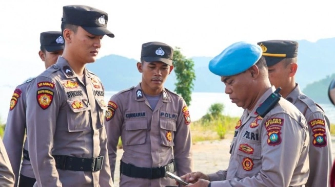 Proses pemeriksaan handphone (sumber: suara.com)