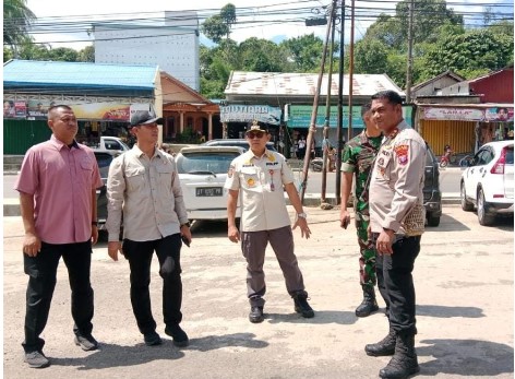 Pj Bupati Bartim dan Jajaran Saat di depan Pasar Temanggong Djaya Karti Barito Timur. Foto : 1tulah.com/zakirin