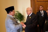 Presiden Palestina Mahmoud Abbas menyalami Menteri Pertahanan RI sekaligus presiden terpilih Prabowo Subianto sebelum melangsungkan pembicaran di sela KTT yang membahas bantuan untuk Gaza, di Laut Mati, Yordania, Selasa, 11 Juni 2024. (Foto: Kementerian Pertahanan RI)
