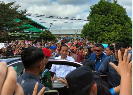 Presiden Joko Widodo saat berkunjung di kabupaten Barito Timur dan menyapa masyarakat setempat. Foto : 1tulah.com/zakirin