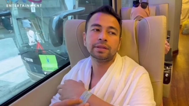Raffi Ahmad menikmati perjalanan Haji dengan bus buatan China (sumber: suara.com)
