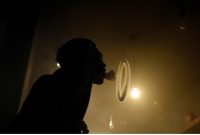 Seorang pria mengembuskan asap rokok dari rokok elektrik di toko rokok elektrik Gerobak Vapor di Jakarta, 2 Februari 2019. (Foto: Willy Kurniawan/Reuters)