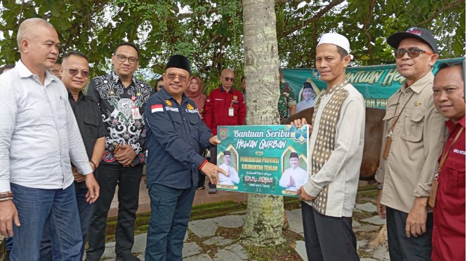 Sekda Kalteng, H. Nuryakin saat menyerahkan satu ekor hewan qurban kepada salah satu pengurus mesjid didampingi jajarannya dan Sekda Barsel, Edy Purwanto, Kamis (13/6/2024). Foto. Alifansyah/1tulah.com
