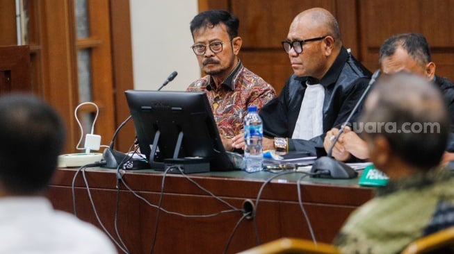 Terdakwa Syahrul Yasin Limpo saat menjalani sidang lanjutan kasus pemerasan dan gratifikasi di Kementerian Pertanian di Pengadilan Tipikor, Jakarta, Rabu (5/6/2024). (sumber: suara.com)