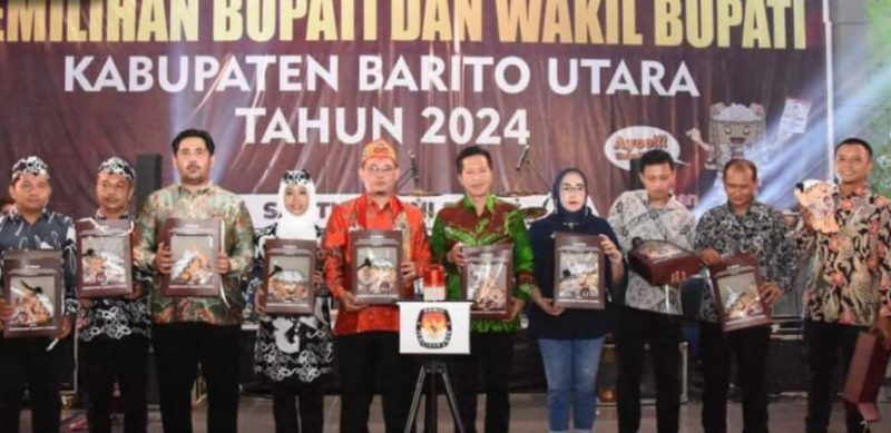 Pj. Bupati Barito Utara Drs.Muhlis menghadiri acara peluncuran  tahapan pilkada serentak pemilihan bupati dan wakil bupati tahun 2024 di Arena Terbuka Tiara Batara Muara Teweh, Sabtu (1/6/2024).Foto:Delia/1tulah.com

