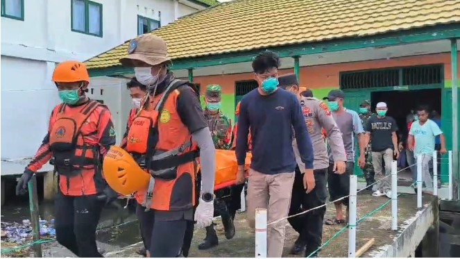 Tim SAR gabungan saat mau mengantar bocah SD berusia 11 tahun warga Kelurahan Jenamas, Kabupaten Barsel yang tenggelam di Sungai Barito ke rumah duka, Minggu (2/6/2024). Foto. Alifansyah/1tulah.com