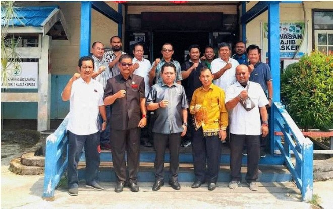 Ketua DPRD Kalteng, H. Wiyatno (tengah depan) ketika mengunjungi SMAN 1 Kuala Kapuas di Kabupaten Kapuas.Foto:Istimewa