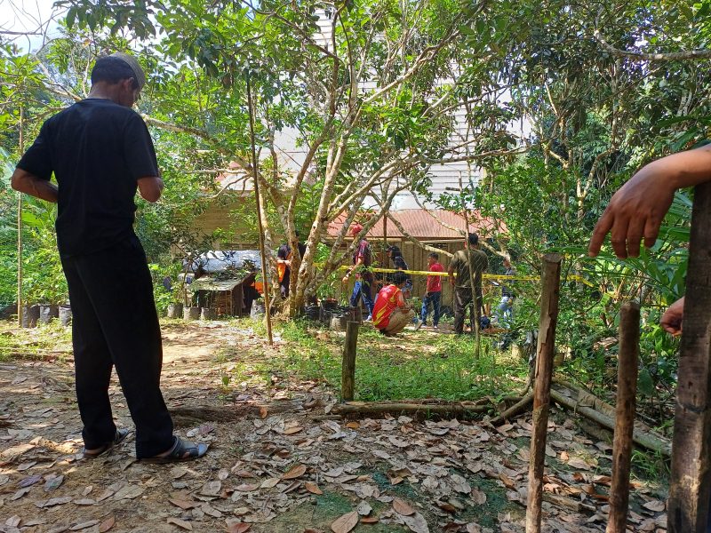 Polisi saat olah TKP di rumah korban. Foto Deni/1tulah.com
