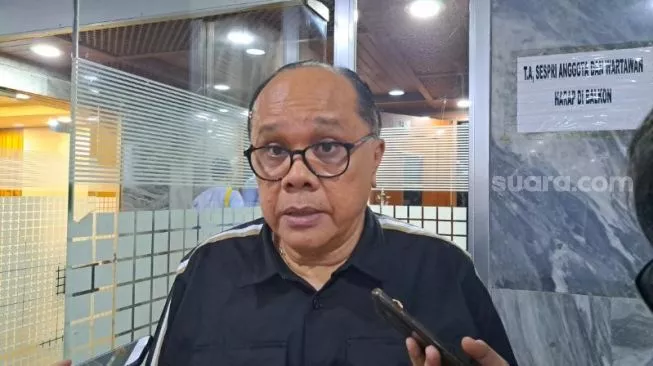 Wakil Ketua Komisi II DPR dari Fraksi PDI Perjuangan Junimart Girsang di Kompleks Parlemen, Senayan, Jakarta, Selasa (24/1/2023). (Sumber: suara.com)