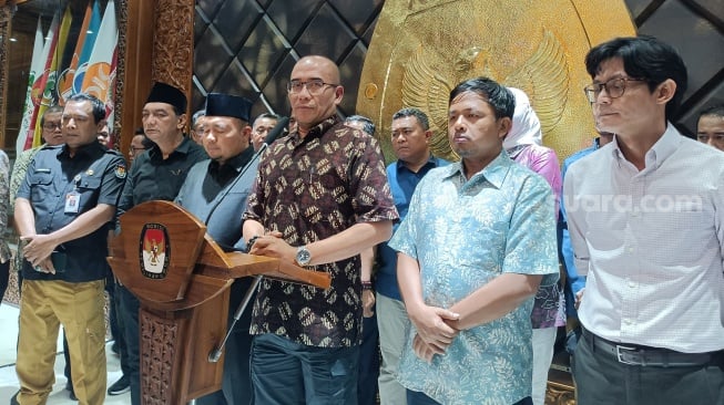 Eks Ketua Komisi Pemilihan Umum (KPU) Hasyim Asy'ari menanggapi putusan Dewan Kehormatan Penyelenggara Pemilu (DKPP). (sumber: suara.com)