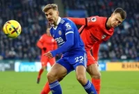 Pemain Leicester City Kiernan Dewsbury-Hall berebut bola dengan pemain Brighton & Hove Albion Solly March pada laga Liga Inggris di King Power Stadium, Leicester, Inggris (21/1/2023). Sumber foto : suara.com