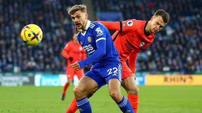 Pemain Leicester City Kiernan Dewsbury-Hall berebut bola dengan pemain Brighton & Hove Albion Solly March pada laga Liga Inggris di King Power Stadium, Leicester, Inggris (21/1/2023). Sumber foto : suara.com